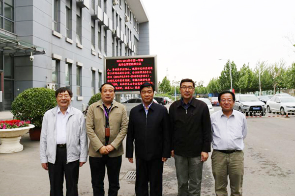 孙进院长与天津职业大24h直播长刘斌（左二）、原校长董刚（右二）等校领导合影