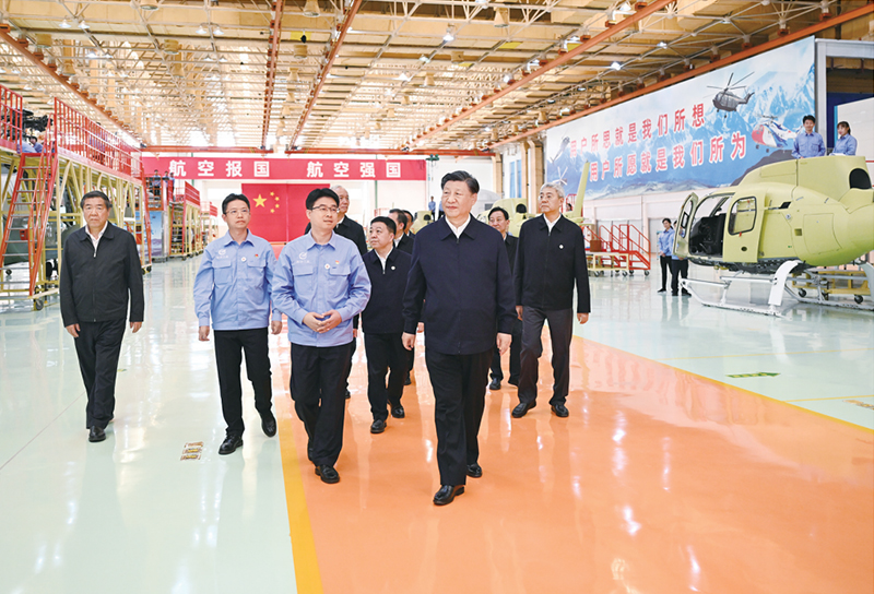 2023年10月10日至13日，中共中央总书记、国家主席、中央军委主席习近平在江西考察。这是11日上午，习近平在景德镇市昌河飞机工业（集团）有限公司考察。 新华社记者 燕雁/摄