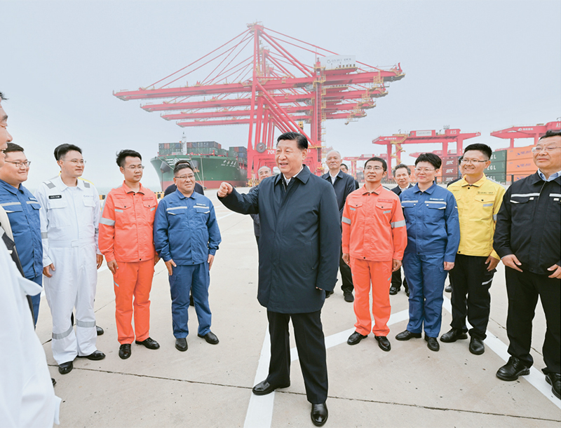 2024年5月22日至24日，中共中央总书记、国家主席、中央军委主席习近平在山东考察。这是22日下午，习近平在日照港亲切慰问港口科技工作者、运营人员、航运人员。 新华社记者 谢环驰/摄