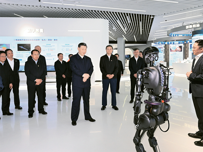 2023年11月28日至12月2日，中共中央总书记、国家主席、中央军委主席习近平在上海考察。这是11月28日下午，习近平在浦东新区张江科学城参观上海科技创新成果展。 新华社记者 谢环驰/摄