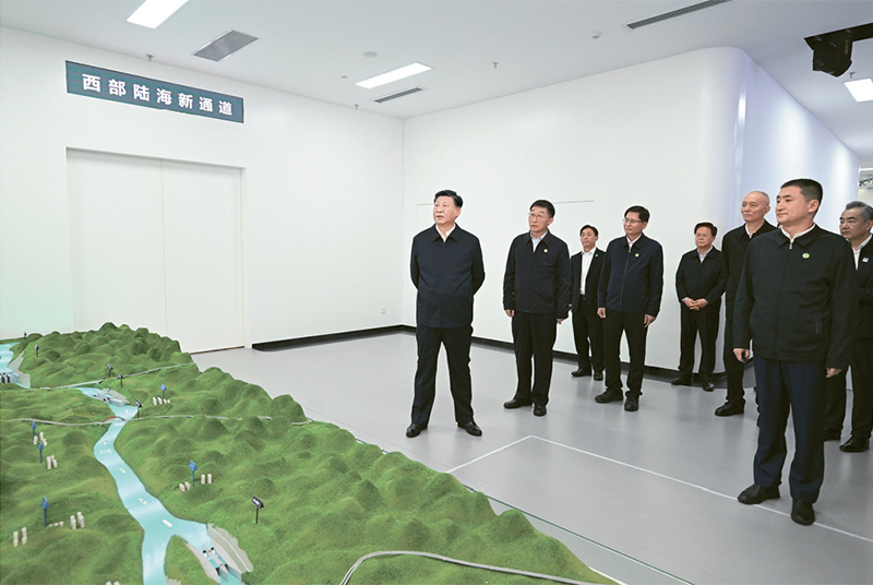 2023年12月14日至15日，中共中央总书记、国家主席、中央军委主席习近平在广西考察。这是14日上午，习近平在南宁市考察中国—东盟信息港股份有限公司，结合平陆运河沙盘听取西部陆海新通道骨干工程建设汇报。 新华社记者 谢环驰/摄